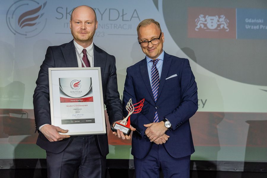 Łukasz Iwaszkiewicz odbiera nagrodę Skrzydła IT w Administracji