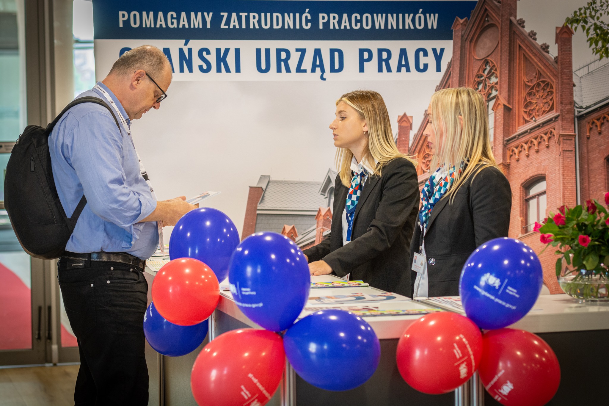 Pracownik GUP udziela porady klientowi podczas Trako 2023