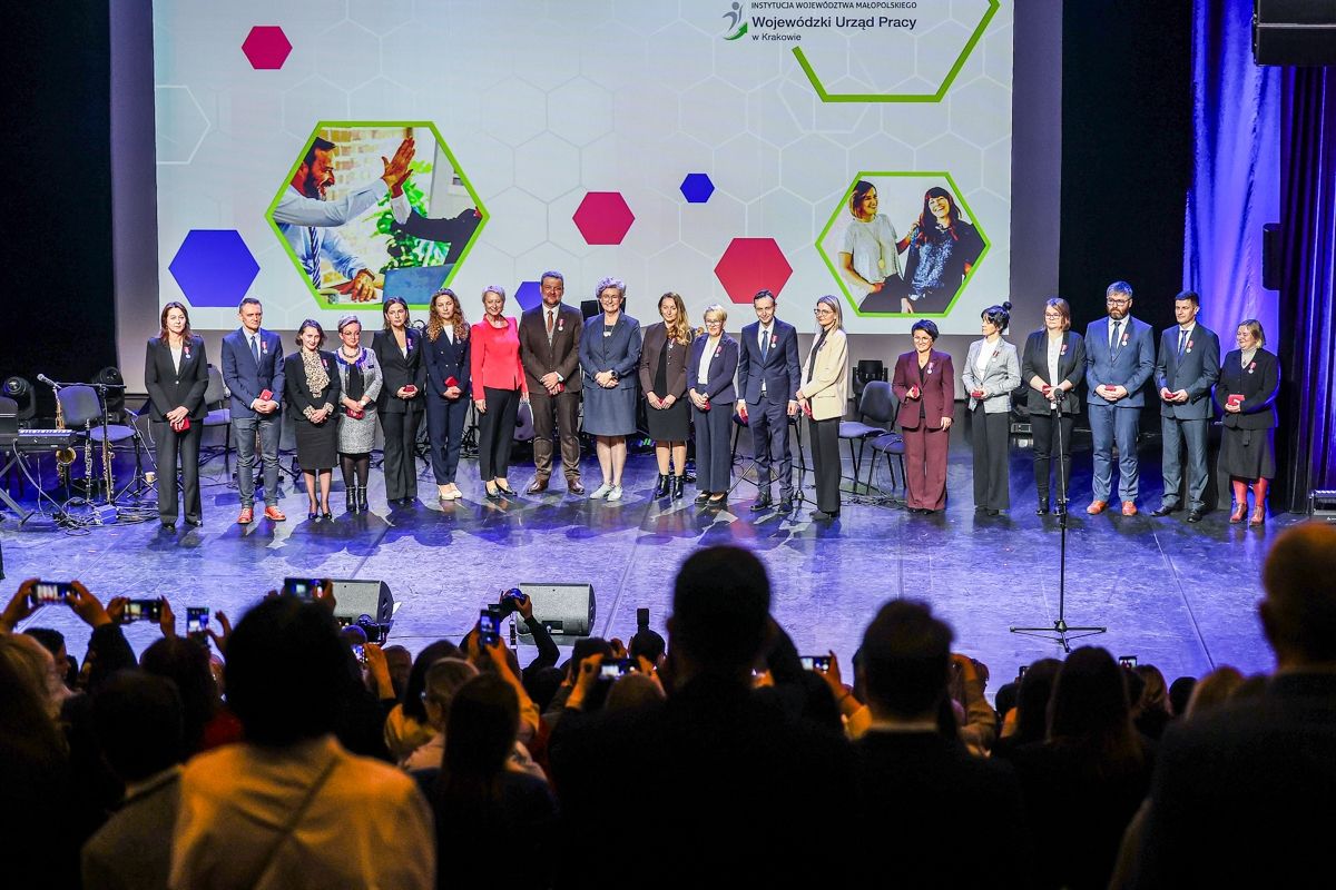 Zdjęcie artykułu Złote i srebrne odznaczenia Prezydenta RP dla Pracowników naszego Urzędu