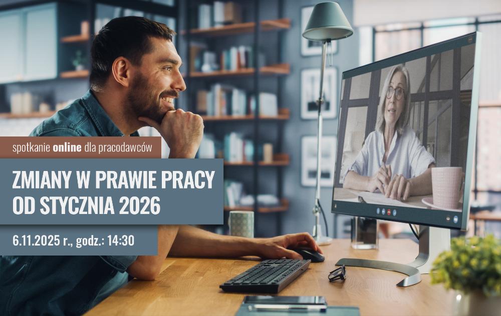 Mężczyzna siedzi przy biurku i uczestniczy w spotkaniu online z kobietą widoczną na ekranie komputera. Na grafice umieszczony jest tekst: „Spotkanie online dla pracodawców. Zmiany w prawie pracy od stycznia 2026. 6.11.2025 r., godz. 14:30”.